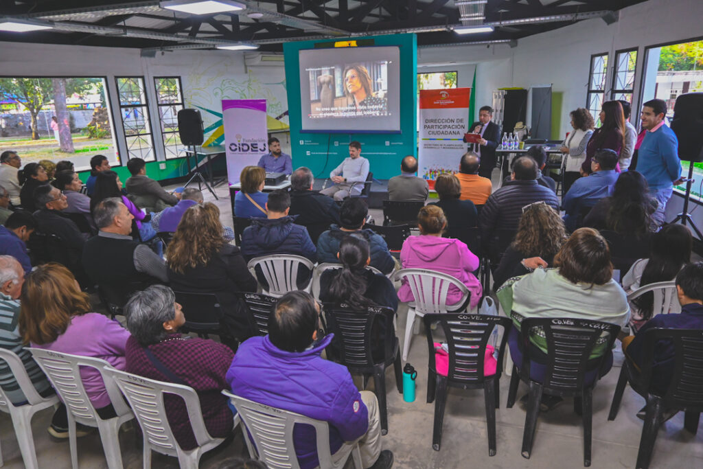 [Imagen de Charla sobre Inteligencia Artificial dirigida a referentes de Centros Vecinales]